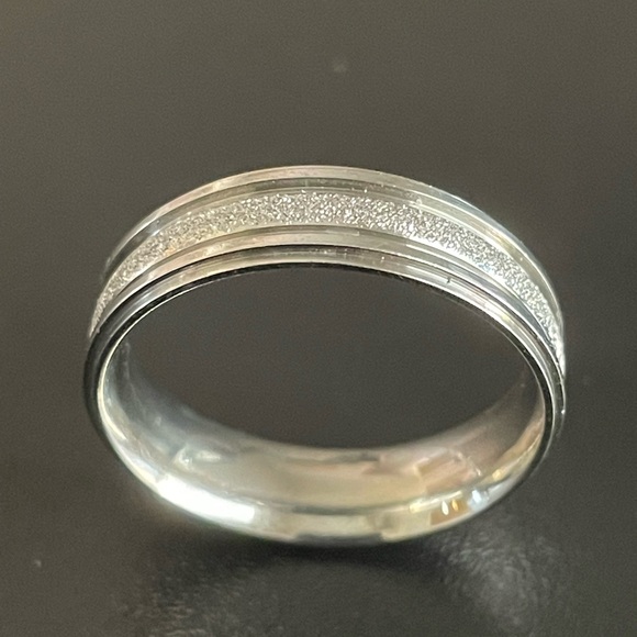 6mm silver frosted ring size 10 - Picture 6 of 8